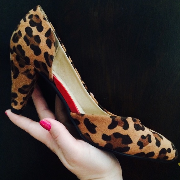 Meet your Posher, Maegan - Picture 2 of 3